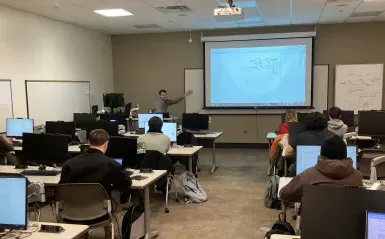 计算机科学的学生在课堂上